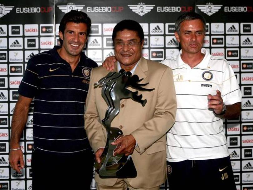 Eusebio tra altri due grandi del calcio portoghese moderno, a sinistra Luis Figo e a destra Jos Mourinho, in un&#39;Eusebio Cup cui ha partecipato l&#39;Inter nell&#39;estate del 2008. Epa